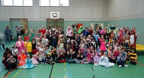 Über 200 Kinder feierten ein buntes Turnfest in vielen schönen Verkleidungen.