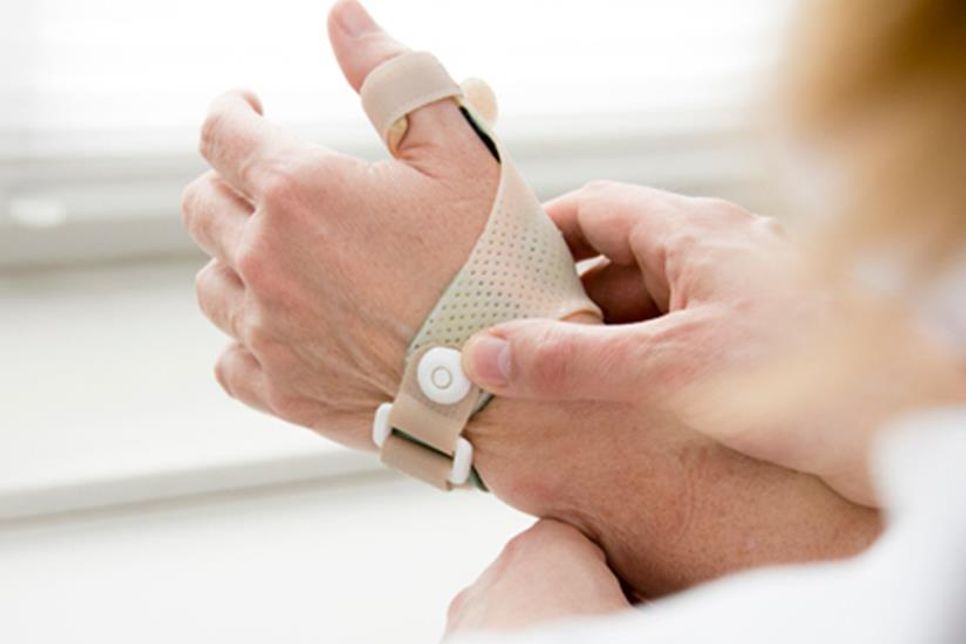 Typische Symptome einer Rhizarthrose sind Schmerzen im unteren Bereich des Daumens, also genau an der Stelle, wo der Daumen in die Hand übergeht. (Foto: Adobe Stock)