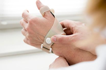 Typische Symptome einer Rhizarthrose sind Schmerzen im unteren Bereich des Daumens, also genau an der Stelle, wo der Daumen in die Hand übergeht. (Foto: Adobe Stock)