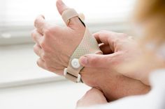 Typische Symptome einer Rhizarthrose sind Schmerzen im unteren Bereich des Daumens, also genau an der Stelle, wo der Daumen in die Hand übergeht. (Foto: Adobe Stock)