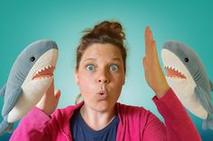 In der rasanten Solo-Komödie „Haie küsst man nicht“ steht Carina Kohrt zum ersten Mal allein auf der Bühne.