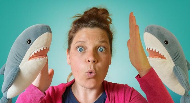 In der rasanten Solo-Komödie „Haie küsst man nicht“ steht Carina Kohrt zum ersten Mal allein auf der Bühne.