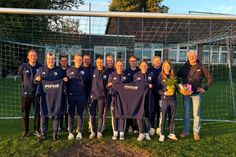 Die Fußballfrauen des BCG Altenkrempe mit ihrem Sponsor (Pique Ferry Agency GmbH aus Eutin).
