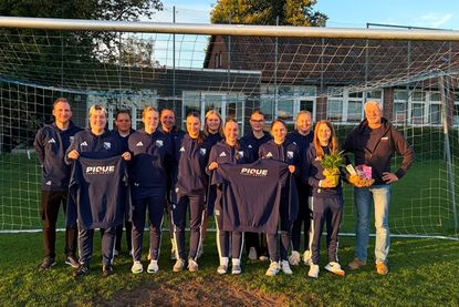 Die Fußballfrauen des BCG Altenkrempe mit ihrem Sponsor (Pique Ferry Agency GmbH aus Eutin).