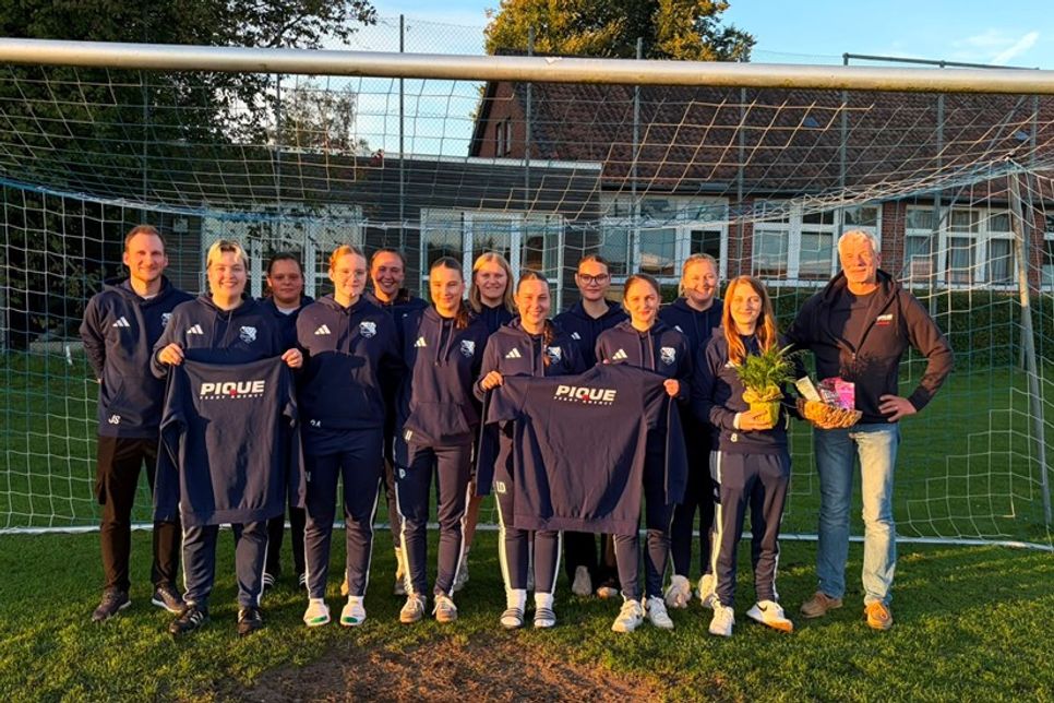 Die Fußballfrauen des BCG Altenkrempe mit ihrem Sponsor (Pique Ferry Agency GmbH aus Eutin).