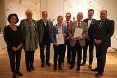 Anja Sierks-Pfaff (Geschäftsführerin Kulturstiftung Ostholstein), Kreispräsidentin Petra Kirner, Harald Werner (Kuratoriumsvorsitzender Kulturstiftung OH), Sabine Höft-Dammer (1. Vorsitzende Förderkreis Kloster Cismar), Bürgermeister Sebastian Rieke (Gemeinde Grömitz), Preisträger Uwe Stock (Lensahn), Bürgermeister Michael Robien (Gemeinde Lensahn) und Landrat Timo Gaarz (v. lks.).