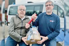 Kai Henrich (li.) übergab den Staffelstab beim jüngsten DRK-Blutspendetermin in Stockelsdorf an Matthias Grätsch.