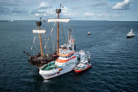 Der Segler „Lisa von Lübeck“, Nachbau eines mittelalterlichen Schiffes, war Teil eines Übungsszenarios. Während der Übung kümmern sich die Besatzungen des Seenotrettungskreuzers NIS RANDERS der Station Darßer Ort/Prerow und des DGzRS-Trainingsbootes MERVI um die angenommene Schadenslage. (Foto Die Seenotretter - DGzRS)