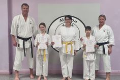 Grömitz. Zum Abschluss des Jahres stellten sich einige Schüler aus der Anfängergruppe des Nippon Dojo Grömitz den Herausforderungen einer Prüfung und meisterten diese. So konnte Alexandro Radu sich über den 9. Kyu, Helen Reese und Dr. Natalie Welsch sich über den 8. Kyu freuen. Das Trainerteam um Peer Frasch (4. Dan) und Tina Kühl (2. Dan) freuen sich über die Leistung. (red)