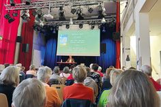 Großer Andrang zur Deutschstunde am Abend: Bastian Sick begeistert an der Cesar-Klein-Schule