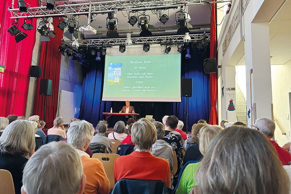 Großer Andrang zur Deutschstunde am Abend: Bastian Sick begeistert an der Cesar-Klein-Schule