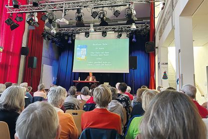 Großer Andrang zur Deutschstunde am Abend: Bastian Sick begeistert an der Cesar-Klein-Schule
