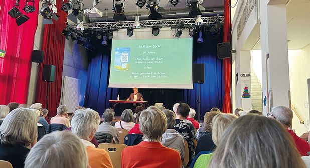 Großer Andrang zur Deutschstunde am Abend: Bastian Sick begeistert an der Cesar-Klein-Schule