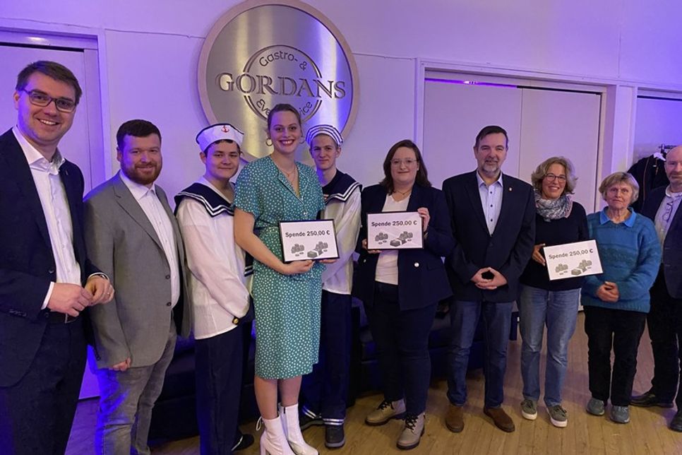 Spendenübergabe mit dem CDU-Bundestagsabgeordneten Sebastian Schmidt, CDU-Ortsvorsitzenden Patrick Marggraf (v. lks.) und CDU-Fraktionsvorsitzenden Dirk Vowe (4. v. re.).