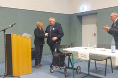 Für sein jahrelanges, großes Engagement für den ATSV Stockelsdorf wurde Dieter Iden von Jutta Voigt vom Kreissportverband ausgezeichnet.