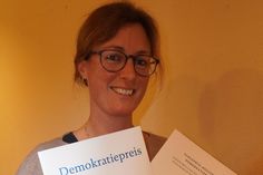 Bürgermeisterin Stefanie Friedrich-Suhr erhielt eine Urkunde zum Demokratiepreis 2025.