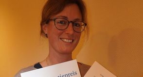 Bürgermeisterin Stefanie Friedrich-Suhr erhielt eine Urkunde zum Demokratiepreis 2025.