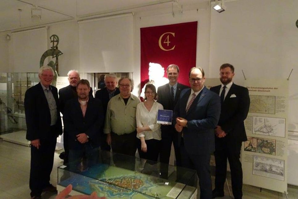 Die Abordnung des zeiTTors, von links nach rechts: Uwe Muchow, Willi Ritter, Heiko Nellies, Jürgen Spitz, Gerrit Gätjens, Julia Luckner, Dr. Frank Wilschewski, Bürgermeister Mirko Spieckermann, Kulturfachbereichsleiter Mirco Schlippes. (Foto: Wolfgang Linden)