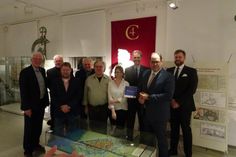 Die Abordnung des zeiTTors, von links nach rechts: Uwe Muchow, Willi Ritter, Heiko Nellies, Jürgen Spitz, Gerrit Gätjens, Julia Luckner, Dr. Frank Wilschewski, Bürgermeister Mirko Spieckermann, Kulturfachbereichsleiter Mirco Schlippes. (Foto: Wolfgang Linden)