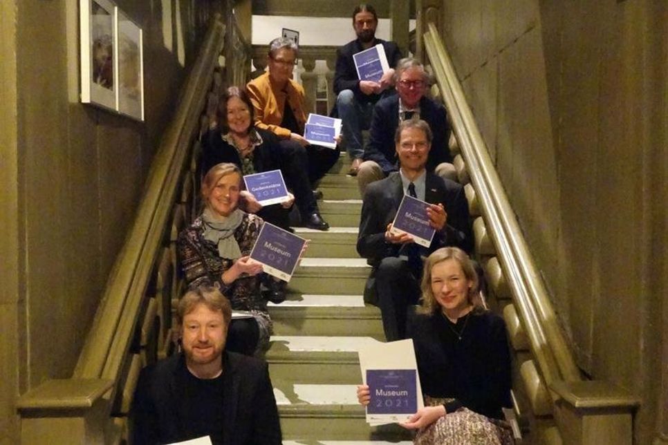 Die Leiterinnen und Leiter der ausgezeichneten Einrichtungen im Dethlefsen-Museum in Glückstadt: linke Reihe von oben nach unten: Dr. Telse Lubitz, Dr. Ingaburgh Klatt, Astrid Frevert M. A., Christian Boldt M. A.; rechte Reihe von oben nach unten: Dr. Matthias Toplak, Dr. Martin Westphal, Dr. Frank Wilschewski, Katharina Gräber M. A. (Foto: Wolfgang Linden)