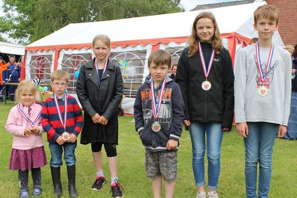 Die Königspaare des Kinderfestes.