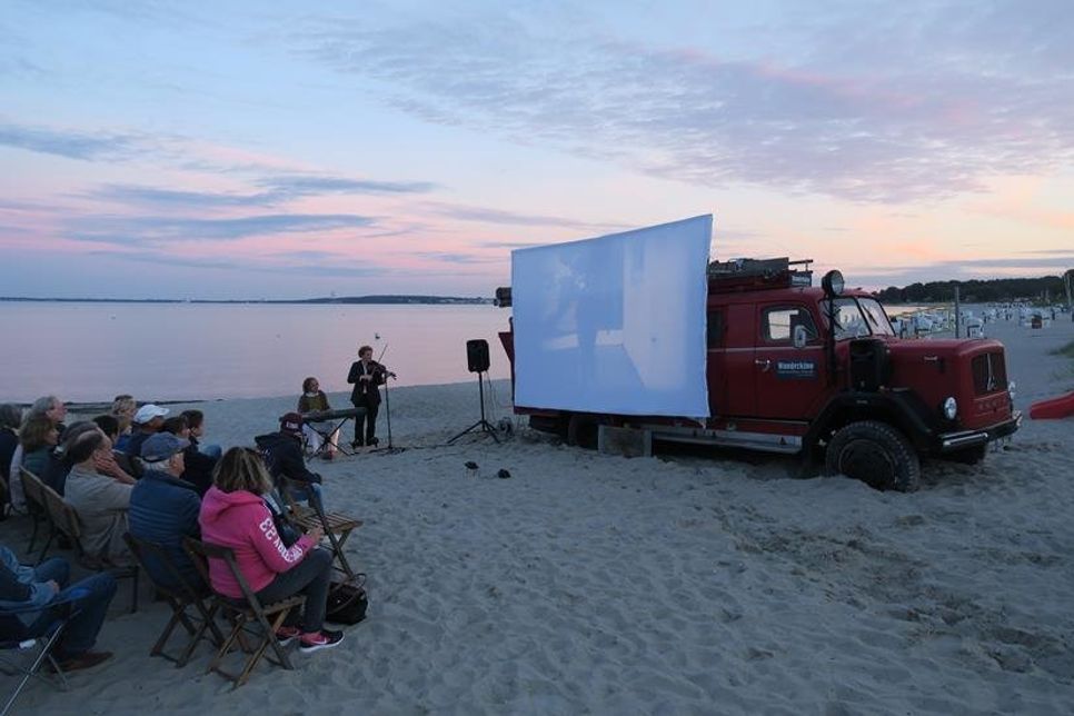 Wanderkino am Strand. (Copyright www.luebecker-bucht-ostsee.de)
