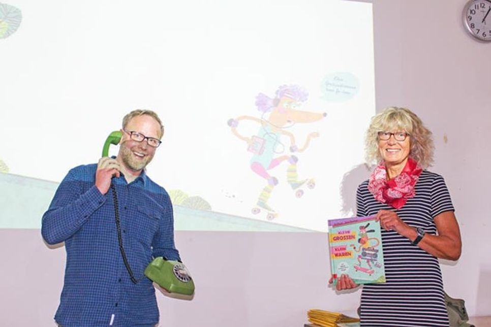 Lehrerin Regina Seidensticker freute sich über den Besuch des Hamburger Autors Till Penzek