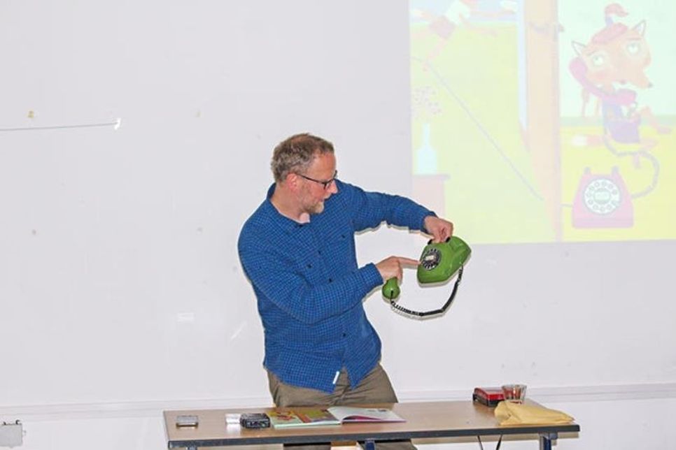 Wie funktioniert eigentlich ein altes Wählscheibentelefon? Dieser und anderen Fragen ging Till Penzek mit der 7f auf den Grund