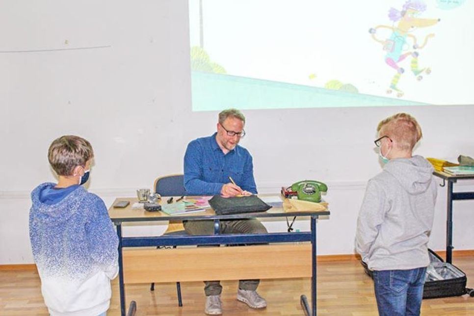 Am Ende der Lesung signierte Till Penzek noch sein Buch „Als die Großen klein waren“ für die Schülerbücherei der Heinrich-Harms-Schule Hutzfeld