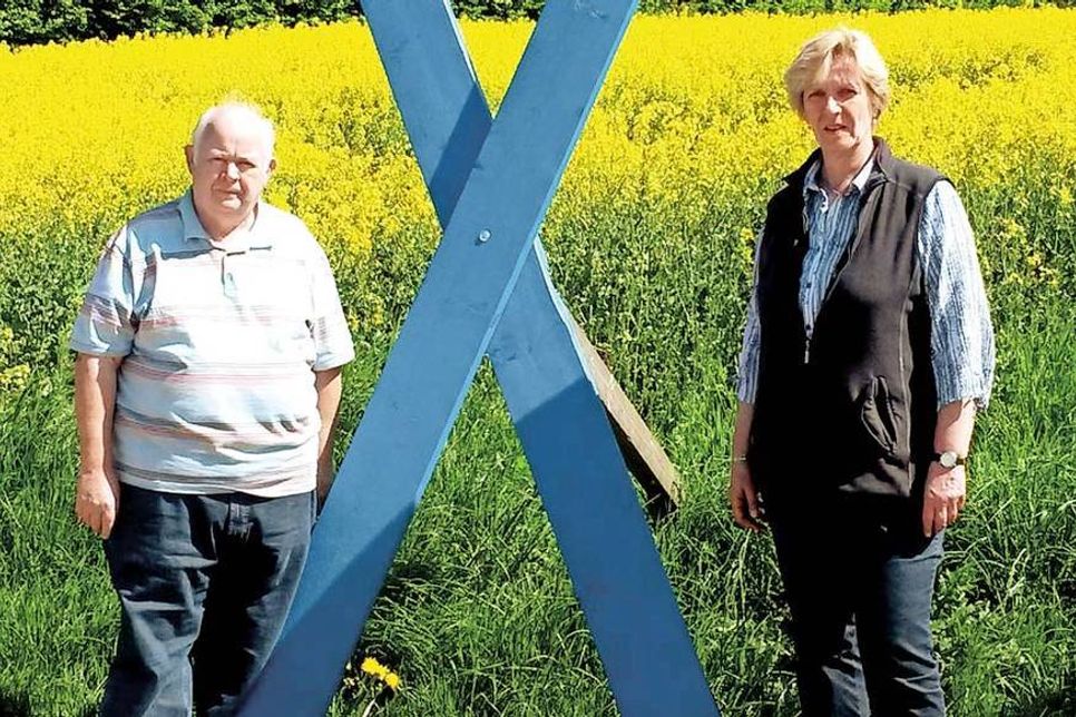 Hans-Joachim Schell, 1. Vorsitzender der BFG, und Fraktionssprecherin Corina Harnack vor einem „Beltretter“-Kreuz. (Foto: BFG)