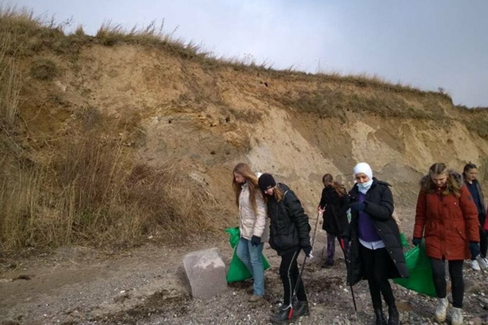 Von der 7a wurde der Wegebereich des Holmhofes und der Steilküste bis zum Blauen Abel von Müll befreit.