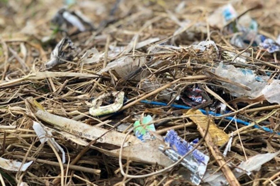 Unzählige Plastikteilchen teilen sich in immer kleinere Einheiten auf.