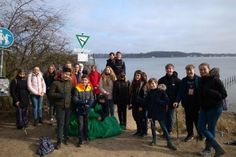Vor Ort wurden die Schülerinnen und Schüler mit Sammelstöcken, Handschuhen und Müllsäcken ausgestattet.
