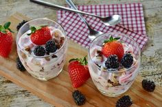 Fruchtig frisches Dessert mit Erdbeeren, Müsli und Naturjoghurt.