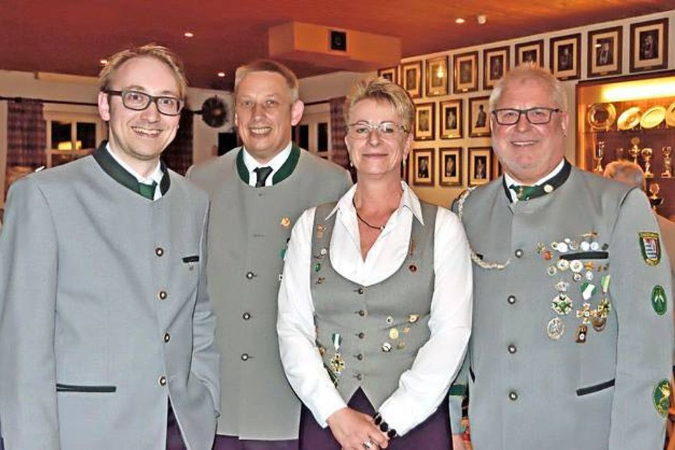 Die gewählten Vorstandsmitglieder der Malenter Schützen: Schriftführer Christian Schellhorn, dritter Vorsitzender Jürgen Möller, Kassenwartin Simona Klupp und der erste Vorsitzende Manfred Scheef.