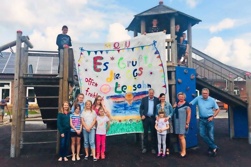 Lensahn. Bei der Ferienpassaktion „Stoffmalen“ unter der Leitung von Melanie Kempe (3. v. re.) haben die Kinder ihre Fantasie unter Beweis gestellt. Gerade noch rechtzeitig zur Einschulung der Erstklässler konnten die Ferienpasskinder ein kunterbuntes Banner der Grund- und Gemeinschaftsschule Lensahn überreichen, welches in Zukunft die Schule zu besonderen Anlässen schmücken soll. (red)