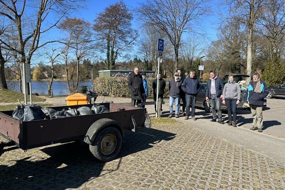 Teilnehmende der Müllsammelaktion.