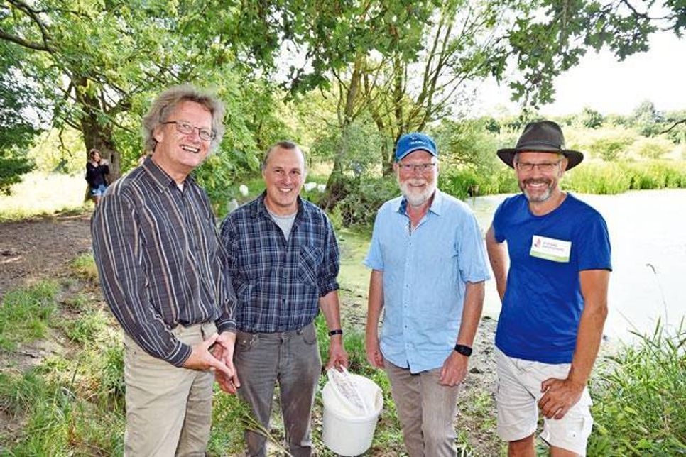 Freuen sich über einen erfolgreichen Zwischenschritt rund um die Rettung der Knoblauchkröten: Jan Birk (Stadt Preetz), Fritz Heydemann (Marius Böger Stiftung, Plön), Harald Christiansen (NABU Preetz) und Hauke Drews (Stiftung Naturschutz Schleswig-Holstein).