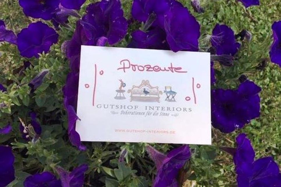 Im Garten Pavillon laufen die Vorbereitungen für den Summer-Sale auf Hochtouren.