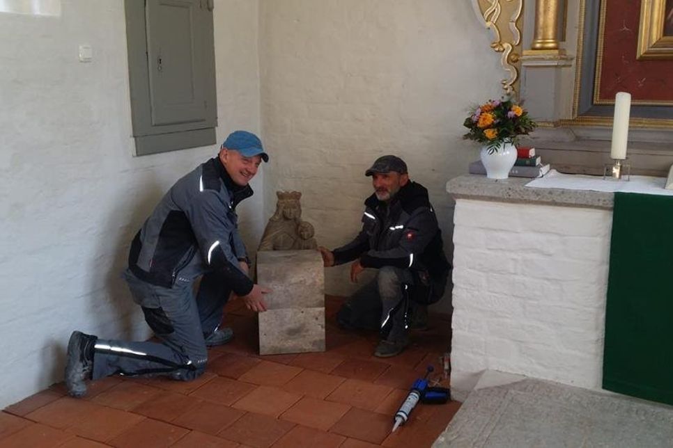 Der Sockel wurde von der Firma Fliesen Bollmann gesponsert und von den Mitarbeitern Miroslaw Dettlaff (lks.) und Dursun Ceylan aufgestellt.