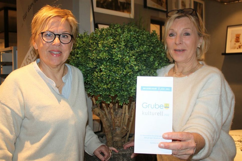 Bürgermeisterin Kirsten Sköries (lks.) und Tourismusbeauftragte Elgin Zühlke präsentieren das Programm von „Grube kulturell“.