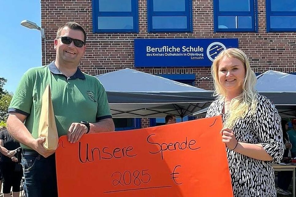 Stephan Perner und Jaqueline Ristow bei der Spendenübergabe.
