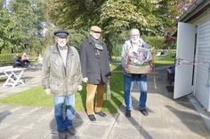 Eckhard Mix vom Umweltbeirat (l.) und Klaus Nentwig, 1. Vorsitzender des Gemeinnützigen Bürgervereins Bad Schwartau, überreichen Helmuth Kirsten zum Dank für seine Verdienste um den beliebten Minigolfplatz einen Präsentkorb.