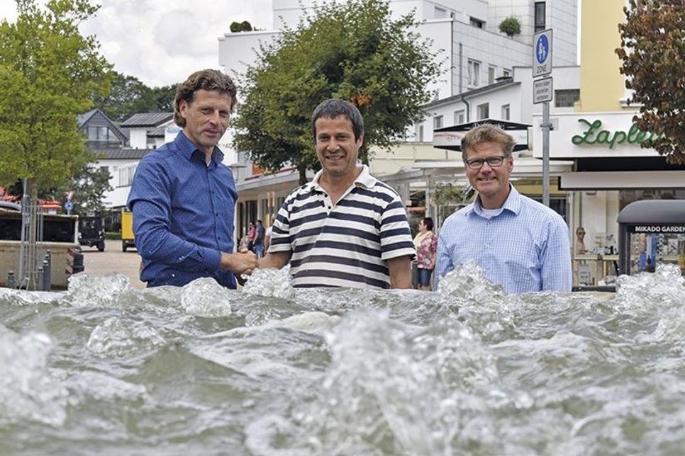 Bürgermeister Robert Wagner (von links), Frank Schweikert, Vorstand der Deutschen Meeresstiftung, und Tourismuschef Joachim Nitz freuen sich auf die Aktionstage im Niendorfer Hafen. (Foto: der reporter)