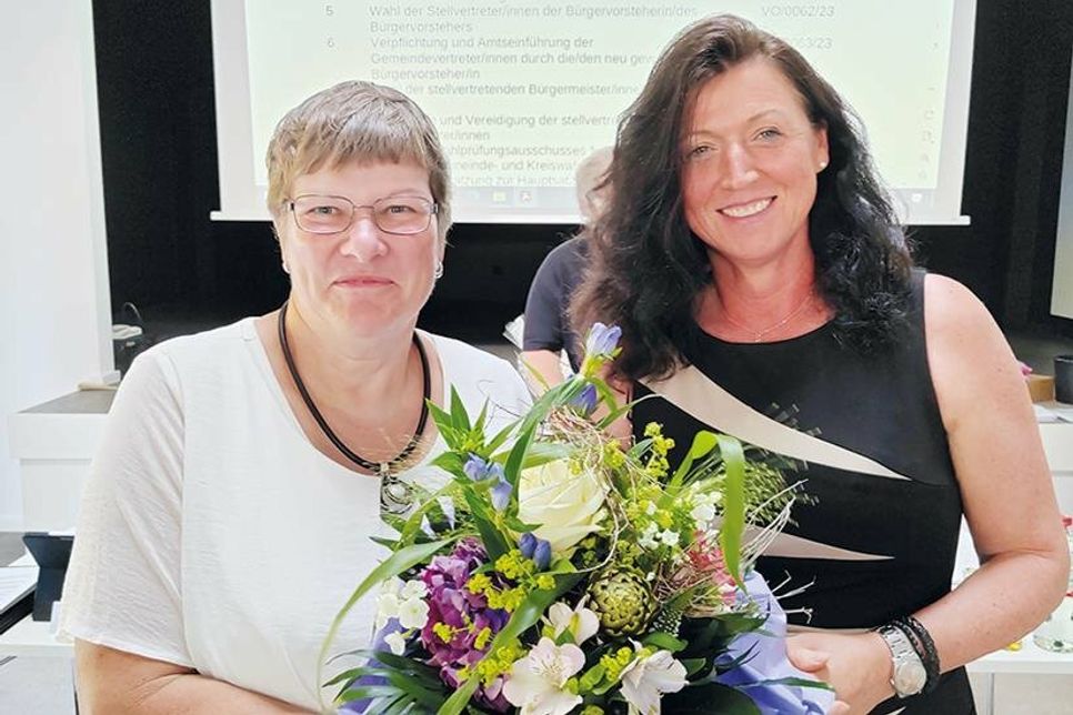 Bürgermeisterin Bettina Schäfer gratuliert der neuen Bürgervorsteherin Anja Bendfeldt (WUB, links).