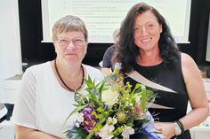 Bürgermeisterin Bettina Schäfer gratuliert der neuen Bürgervorsteherin Anja Bendfeldt (WUB, links).