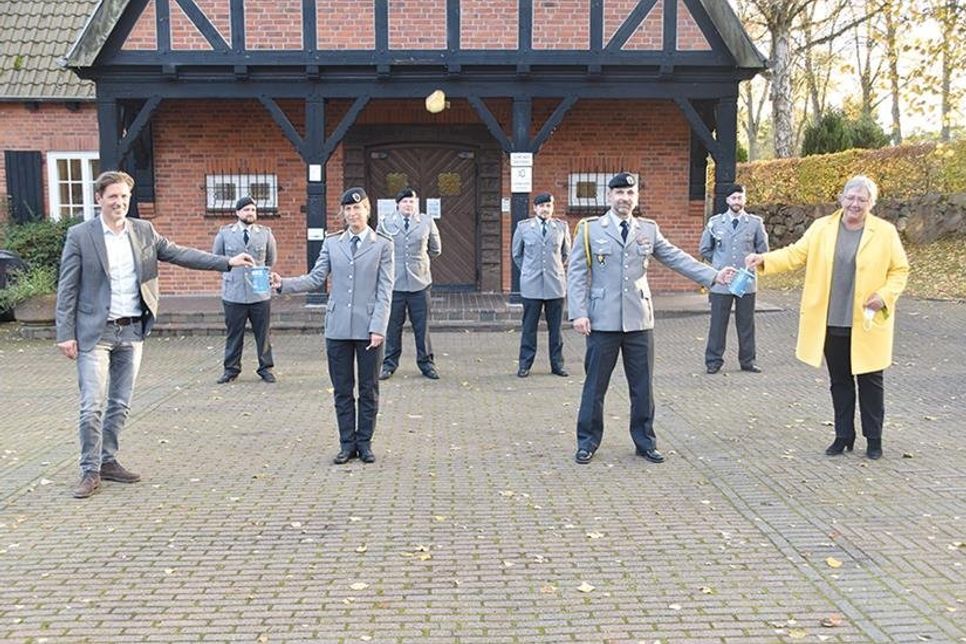 Rund um den Volkstrauertag bitten die Soldaten der 4. Kompanie aus Eutin um Kompaniechefin, Major Janina Kießlich, und Oberstabsfeldwebel Dirk Reichenbach in ihrer Patengemeinde Ratekau um Spenden. Als erste Spender leisteten Ratekaus Bürgervorsteherin Gaby Spiller und Bürgermeister Thomas Keller wieder traditionell ihren Beitrag.
