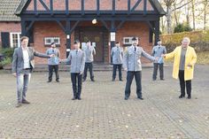 Rund um den Volkstrauertag bitten die Soldaten der 4. Kompanie aus Eutin um Kompaniechefin, Major Janina Kießlich, und Oberstabsfeldwebel Dirk Reichenbach in ihrer Patengemeinde Ratekau um Spenden. Als erste Spender leisteten Ratekaus Bürgervorsteherin Gaby Spiller und Bürgermeister Thomas Keller wieder traditionell ihren Beitrag.