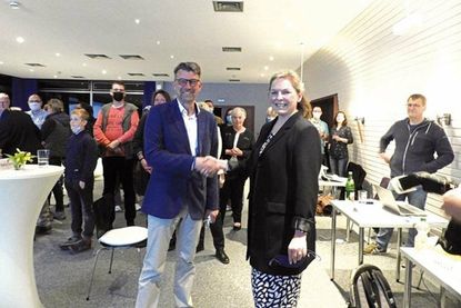 Mit 59,85 Prozent liegt der neue Malenter Bürgermeister deutlich vor Amtsinhaberin Tanja Rönck, die 40,09 Prozent der abgegebenen Stimmen erhielt und dem Wahlgewinner freundlich gratulierte. Und auch wenn Heiko Godow sich zunächst angesichts des Erfolges sehr gefasst gab: Am Ende des Abends verließ er den Kursaal dann doch mit dem Strahlen des Siegers.