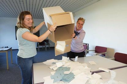Briefwahl: Nina Richert und Anette Scheef zählten aus
